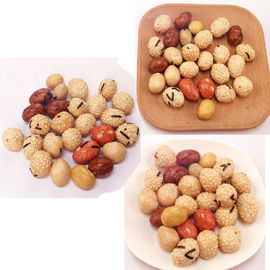 Os amendoins naturais deliciosos saudáveis Roasted do sabor do molho de soja de 100% revestiram na pele colorida na embalagem maioria