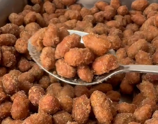 Peanuts crocantes de alho preto assados - Irresistíveis