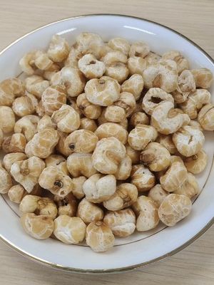Snacks de milho tufado assados, crocantes, deliciosos e naturais, sem óleo