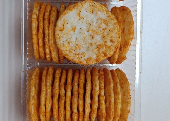 O ASSADO de BRC não GMO Roasted os petiscos redondos dos biscoitos do arroz saborosos e gostos friáveis