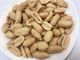 Petisco revestido salgado do amendoim, textura dura dos vários amendoins revestidos dos pimentões das vitaminas