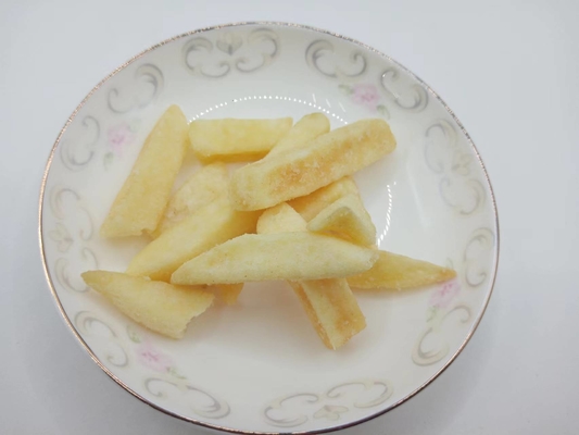 Batatas fritas cruas cortadas com sabor a cebola
