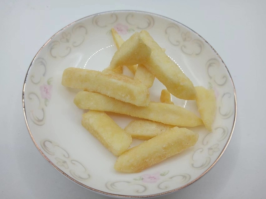 Batatas fritas cruas cortadas com sabor a cebola