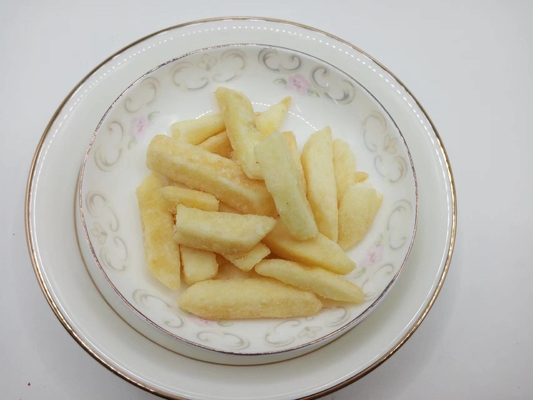 Batatas fritas cruas cortadas com sabor a cebola