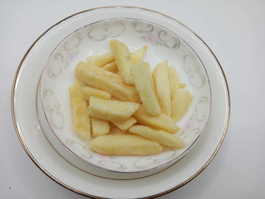 Batatas fritas cruas cortadas com sabor a cebola