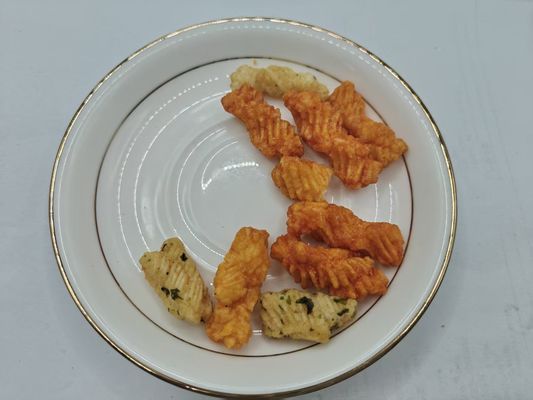 Biscoitos de arroz misturados com sabor de algas marinhas e molho de soja