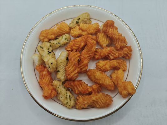 Biscoitos de arroz misturados com sabor de algas marinhas e molho de soja