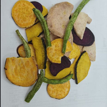 Frutas e legumes com frutas e legumes fritos