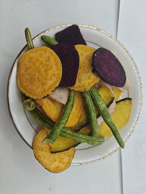 Frutas e legumes com frutas e legumes fritos