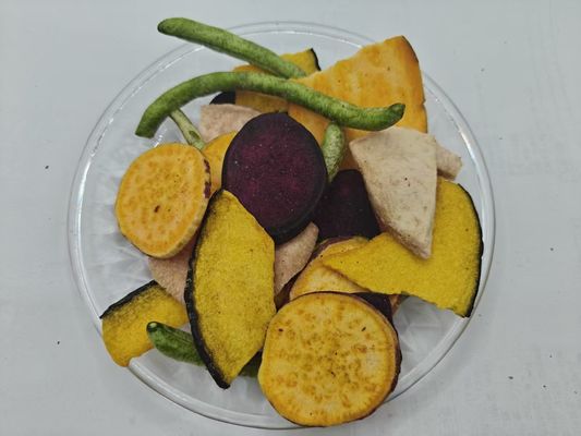 Frutas e legumes com frutas e legumes fritos