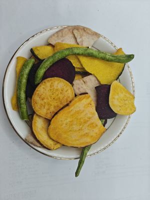 Frutas e legumes com frutas e legumes fritos