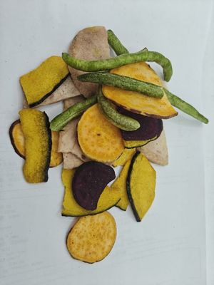 Frutas e legumes com frutas e legumes fritos