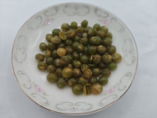 Amêndoas de soja verdes em infusão de alho preto