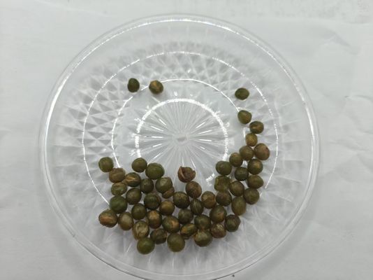 Amêndoas de soja verdes em infusão de alho preto
