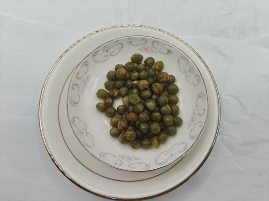 Amêndoas de soja verdes em infusão de alho preto