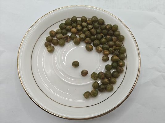 Amêndoas de soja verdes em infusão de alho preto