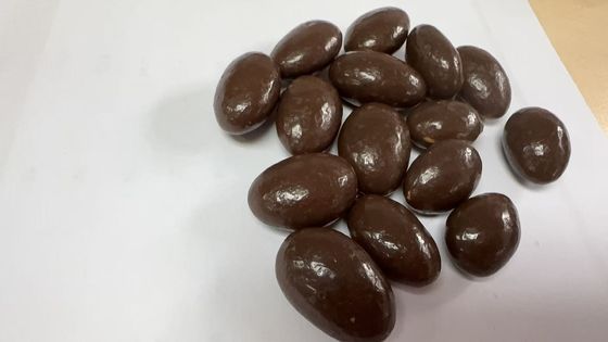 Nozes revestidas com chocolate (amêndoas) e nozes revestidas com chocolate (amêndoas) de iogurte