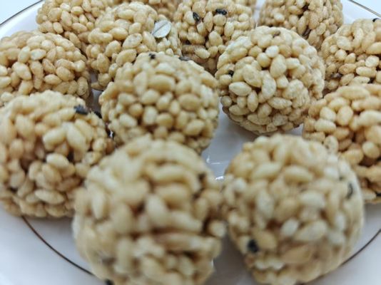 Embalagem a granel de bolinhos de arroz com nozes e alta proteína