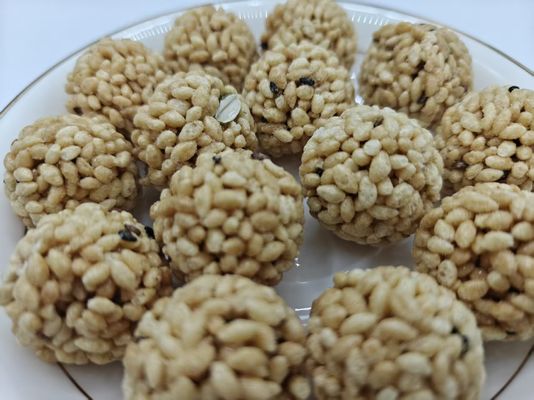 Embalagem a granel de bolinhos de arroz com nozes e alta proteína