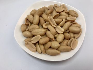 Petisco revestido salgado do amendoim, textura dura dos vários amendoins revestidos dos pimentões das vitaminas