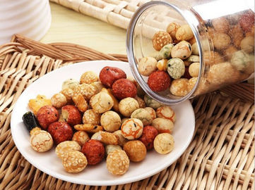 Os petiscos salgados dos alimentos frescos da mistura do biscoito do arroz, biscoitos friáveis do arroz livram da fritura