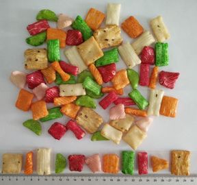 Os biscoitos coloridos HALAL do arroz do sabor do molho de soja misturam