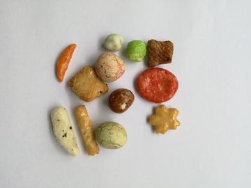 O certificado Halal revestiu os amendoins misturados salgou petiscos coloridos dos biscoitos picantes do arroz