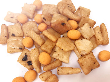 Petiscos misturados Roasted puros salgados saborosos dos amendoins revestidos da mistura do biscoito do arroz