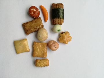 Mistura cozida friável do biscoito do arroz com as ervilhas verdes dos amendoins revestidos