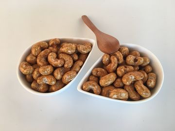 O pimentão saboroso de Sriracha dos petiscos à terra crus da porca de caju Flavored o OEM completo da nutrição do caju picante