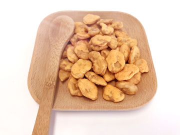 Microplaquetas saudáveis fritadas revestidas da fava de Fava dos alimentos de petisco com ISO