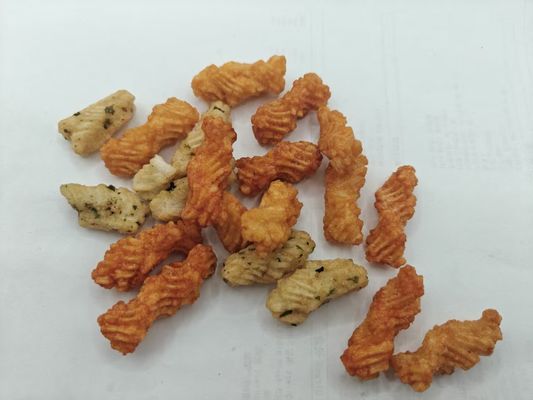 Biscoitos de arroz misturados com sabor de algas marinhas e molho de soja
