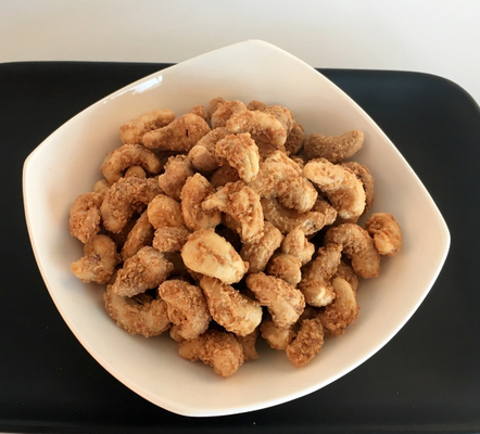 Petiscos friáveis dos cajus do carvão vegetal e crocantes saudáveis Roasted revestidos certificados kosher/Halal da porca